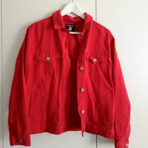 Röd jeansjacka från Boohoo i väldigt bra skick! Skulle säga att storleken är mer som M. I priset ingår frakt 🌻