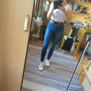  - Slim high waist Monki-jeans. Stretch. Nyskick.
