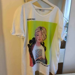  - Säljer denna T-shirten med tryck  ifrån zara , strlk S, (hör av er för intresse)💓🦋💞