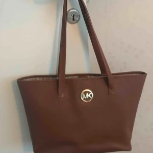  - Äkta Michael kors säljes billigt då axelremmarna blivit utbytta på grund utav mycket slitage.  Serienummer finns i väskan! 