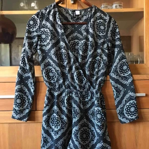  - Sparsamt använd playsuit från HM i svalt och skönt material. 
