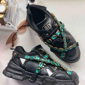 Gucci inspirerade skor Med avtagbara stenar. Köpta utomlands. Säljes pga inte kommer till användning. Kan nötas upp i Borås eller Ulricehamn , även posta. 