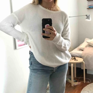  - Vit stickad tröja från Brandy Melville!! Välanvänd men i fint skick!! Köpare står för frakt!  