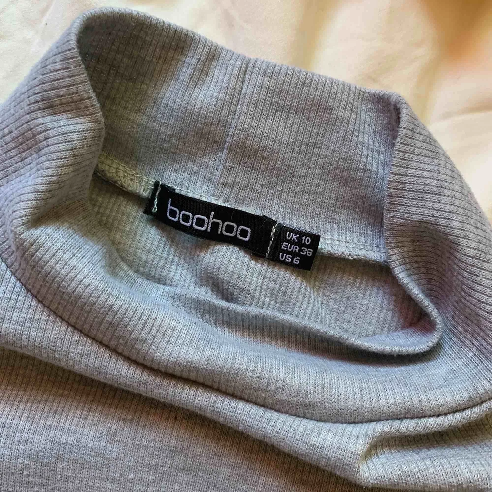 Polotröja från boohoo som jag aldrig använt, den sitter bra och är i jätte mjukt o skönt material, säljer då jag inte passar i grått. Frakt ligger på ca 25/30 kr men kan även mötas upp i centrala uppsala💜. Skjortor.