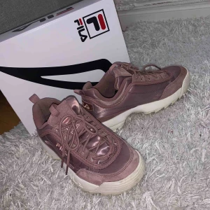  - Lila Fila disruptor 2 i storlek 39, (skickar mer bilder vid intresse) de är knappt använda, rumt fem gånger som de använts. De är i nyskick och låda tillkommer vid köp. Frakten ligger på 63 kr men kan även mötas upp i centrala uppsala💕❤️