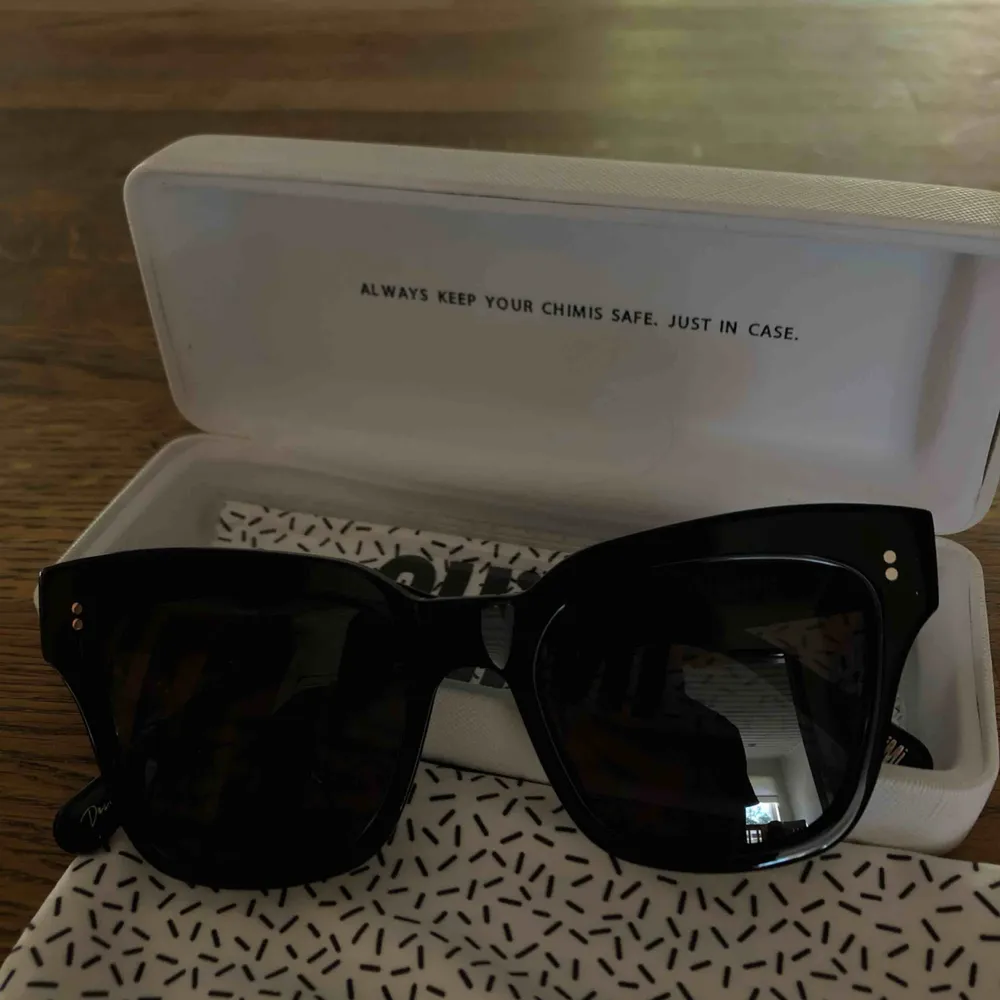 Säljer ett par helt nya Chimi solglasögon i modellen 005, säljer dem pga att de inte passar på nig :(  ny pris var ca 999kr :) Finns i Falun men kan skickas mot fraktkostnad . Accessoarer.