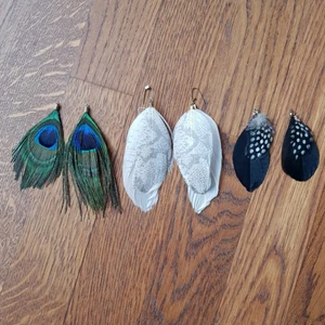  - Bytbara örhängen (man kan välja vilka fjädrar man vill ha! ) Säljs tillsammans. Frakt betalas av köparen 