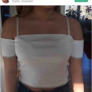  - Vit off-shoulder tröja, super fin är den, köparen står för frakt 