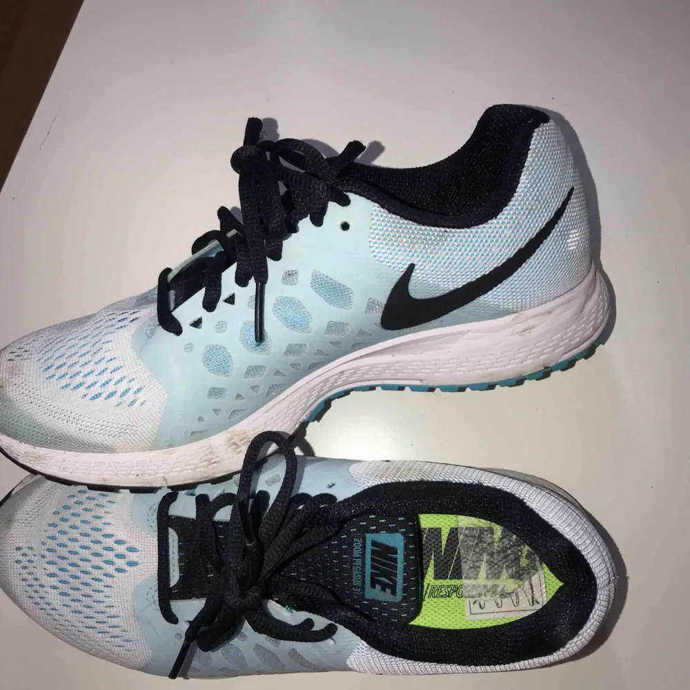 Nike jogging skor som max är använda 2-3 gånger. Dom är i en jättefin ljusblå färg. Skor.