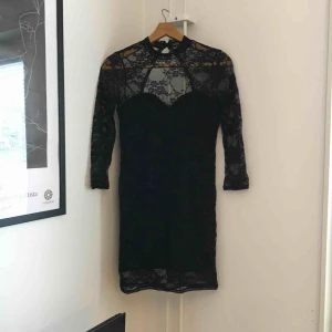  - Fin klänning i svart spets med urringning i ryggen. Använd till fest några gånger. Fraktas med Postnord och köparen står för frakt 👗