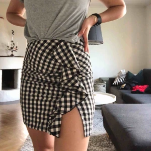  - Skitsnygg rutig kjol med slits vid volangen samt dragkedja där bak!🙌🏼 frakt 42kr