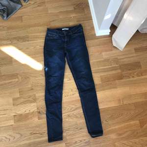 Super snygga jeans från Levis modell 710 super skinny 