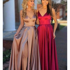  - Orginal pris: 4000 kr  Har ett ca 25 cm långt släp Jättebra material, handsytt siden Bara använd en enda gång så bra skick