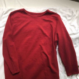  - Mörkröd tröja från monki. Bra skick