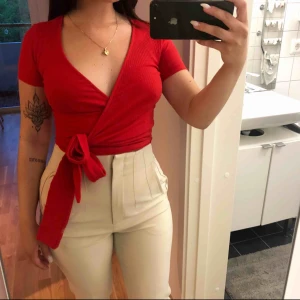  - Röd knuttopp, fin även med ett linne eller spetstopp under! Köpt på Ginatricot men aldrig använd. 🌸