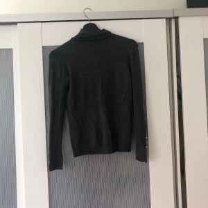  - Sjukt skön stickad polotröja från Zara. Stilren och sitter jättesnyggt på. Väldigt mjuk