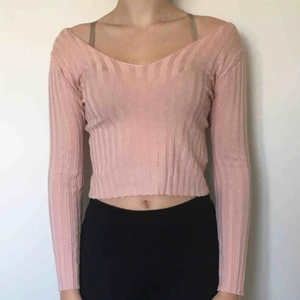  - Ljusrosa magtröja. V ringad både fram och bak. Ribbat material med stretch. Köpt för 185kr 🌼
