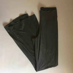  - Supermysiga utsvängda gråa jazzbyxor i mockaimitation! Välanvända. 📬 Frakt 55 kr.