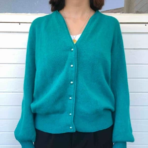  - Vintage turkos kofta med ballongärmar. Den är stickad. Den har tyvärr inga lappar så jag vet inte vilket märke det är. Den är i bra begagnat skick och har inga hål eller fläckar.   Personen på bilden är 158 cm.