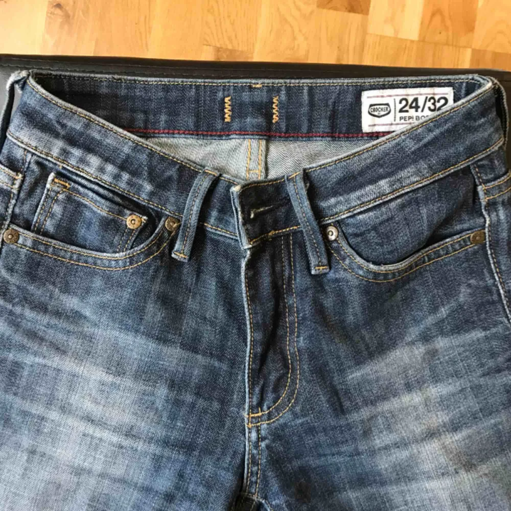 Super fina bootcut crocker jeans! Köpt från JC för någon år sen men är i bra skick! Tyvärr för små för mig:( längden passar mig som 160! Frakten är 39kr. Jeans & Byxor.