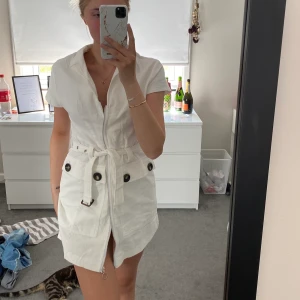 Klänning från pretty little things🌷 - Säljer denna vita oanvända manchester klänningen från prettylittlethings i storlek 36. Prislappen sitter kvar!🌷