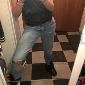 As balla jeans - Svin snygga baggy jeans från mango som tyvärr inte kommer till användning. Sitter snyggt overzised på mig som vanligtvis har storlek 34/36.🦋🤍