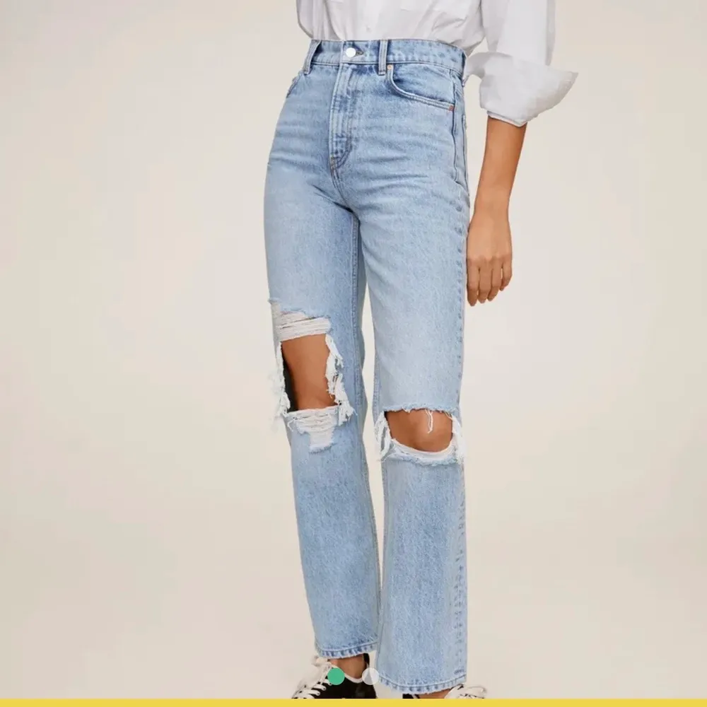 Funderar på att sälja dessa populära jeans från mango, skitsnygga men långa för mig och säljer därför dom. Bud: 800 kr inkl frakt, avslutar budningen på tisdag!. Jeans & Byxor.