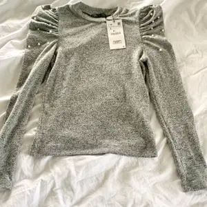 Ljusgrå tröja från Zara med puffärm. Säljs inte online längre. Köpt för 180 kr, aldrig kommit till användning.  FRAKT INGÅR💕 Bara att buda😊