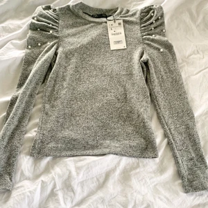 Tröja från Zara med puffärm, strl S - Ljusgrå tröja från Zara med puffärm. Säljs inte online längre. Köpt för 180 kr, aldrig kommit till användning.  FRAKT INGÅR💕 Bara att buda😊