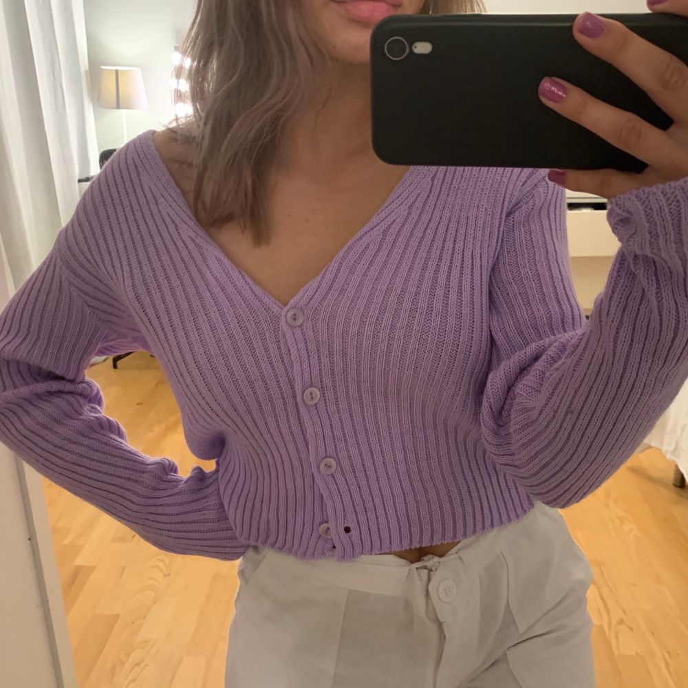 Intressebolag på min lila stickad kofta med knappar ifrån PLT i storlek S. Skulle säga att den passar mellan en XS-M då den är ”stretchig”💜 Många intresserade så buda!! Bud just nu : 300kr INK FRAKT. Tröjor & Koftor.