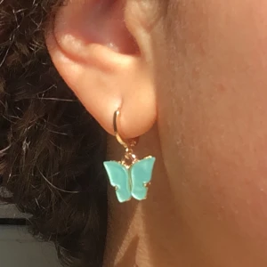 Blå fjärilörhängen - Jag säljer dessa blåa fjäril örhängen, säljer pågående jag har två par! Dessa är oandvända och priset ligger på 50kr + frakt 🦋