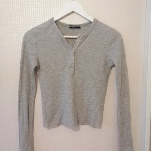 Grå tröja - Skön grå tröja från brandy melville med knappar upptill