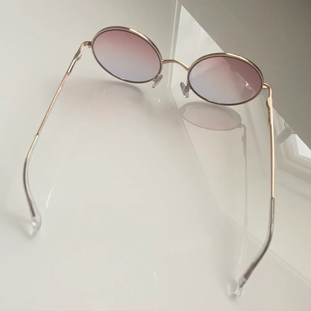 Rosa runda hippieglasögon från H&M:) Använda en gång på en festival. Frakt: 22kr (brev). Accessoarer.