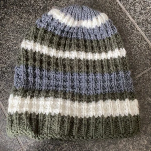 Mössa - Säljer en mössa som aldrig har använts. Köparen står för frakt eller så kan vi mötas upp. Priset kan diskuteras.