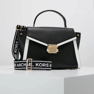 Michael Kors  - Michael kors whitney Handväska black/optic white. Köpte från Zalando för 3195 kr, säljer på grund av det kommer inte använda längre, Super fint med skick. Knappt en gång har använt. Säljer för 2600 kr. 