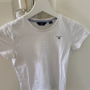 Gant T-shirt  - Gant T-shirt köpt från kidsbrandstore. Storlek 134-140. Tyvärr lite liten för mig så säljer den därför. Köparen står alltid för frakten ⚡️🦋 frakten är 23 