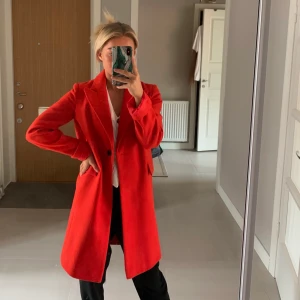 Röd kappa från topshop  - Klarröd kappa från Topshop i nyskick! Använd ett fåtal gånger och är verkligen hur fin som helst, tyvärr kommer den inte tillräckligt mycket till användning. Storlek 34.