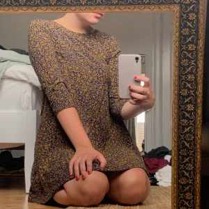 Suuuperfin 60-tals klänning! - Köpt på h&m många år sedan!! I 60-tals temat med mönstret, sitter supergulligt på!!