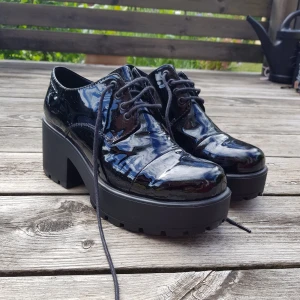 Vagabond skor - Ett par iprincip oanvända skor från vagabond som blev för små kort efter att jag köpt dom nya. Ascoola och tar din outfit till en ny nivå. Möts upp eller fraktar där köparen betalar frakten. Kom med egna förslag till pris om du tycker mitt är galet.