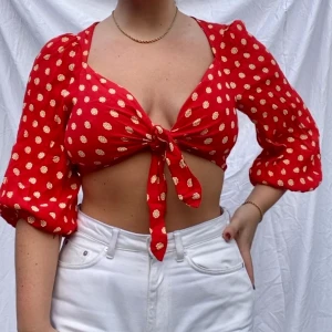 Croptop  - Världens gulligaste croptop!! Haft den i garderoben länge, men är inte helt bekväm i den så nu säljer jag vidare. Storlek L, men skulle säga att den passar alla strl pga att man knyter den i mitten!
