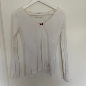 Odd Molly tröja - Vit långärmad tröja från Odd Molly. Fint skick. Storlek S men stretchig. Ny pris 399, mitt pris 200. Billigare vid snabb affär.