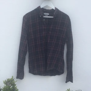 Lindberg skjorta stl L - Riktigt snygg skjorta från Lindberg i grym kvalitet. Använd ett fåtal gånger, säljes till kanonpris.