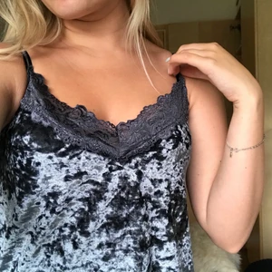 Sammets linne  - Så gulligt linne ifrån Crocker i sammet och med söta spetsdetaljer, köparen står för frakten💋