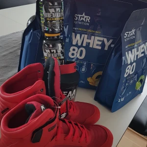 Gorilla gymskor - Röda, strl 43. Inköpta förra veckan, har kvitto och original Gorilla tygväska som följde med skorna, köpta över nätet via Gymgrossisten, använda 3 ggr. Felköp därför säljer jag.