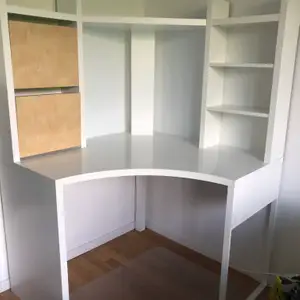 Hörnskrivbord från Ikea med whiteboard och förvaringsutrymme.