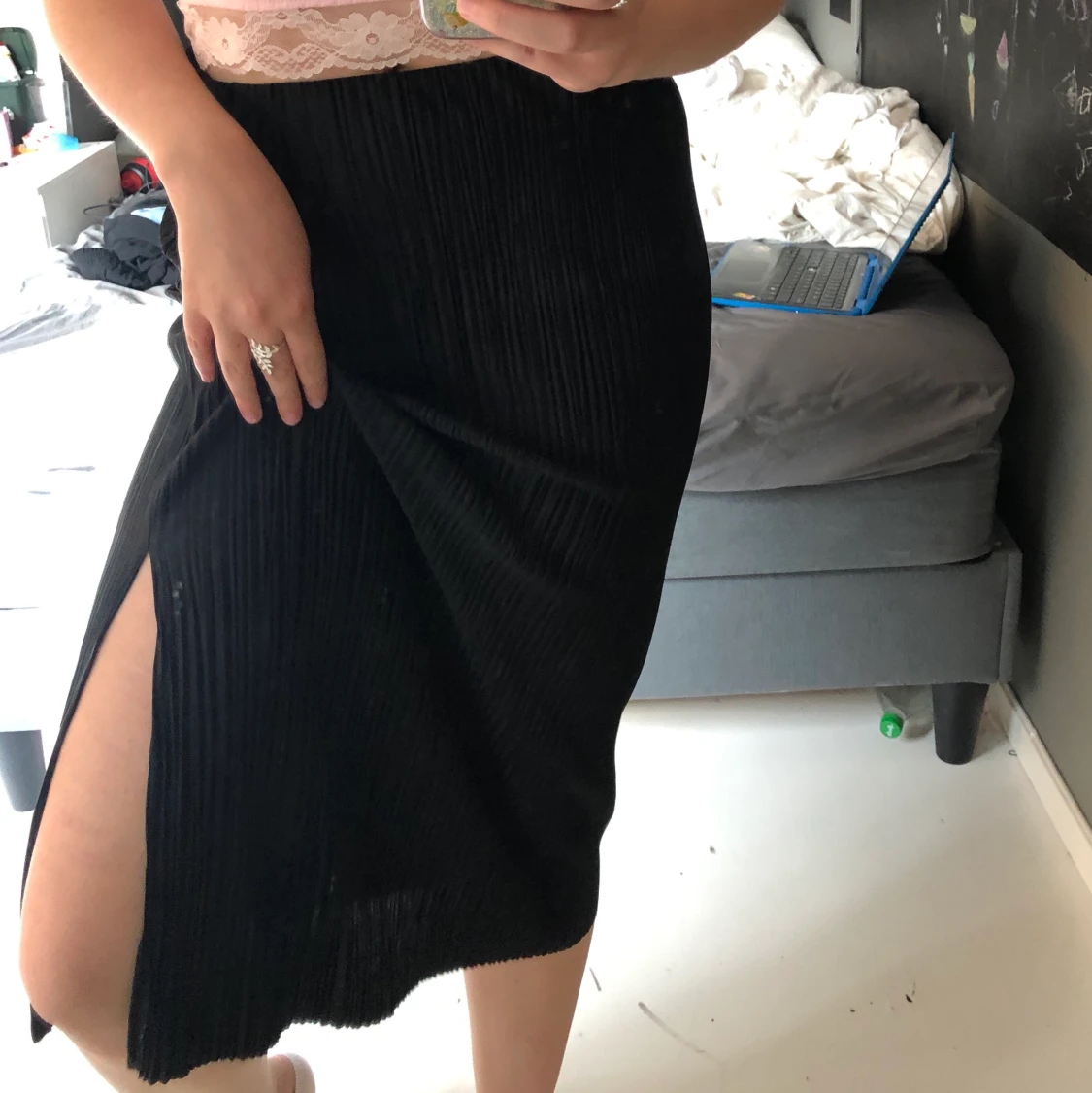 Svart lite längre kjol