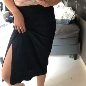 Lite längre svart kjol med klyvning på vänster sida aldrig använt🤩