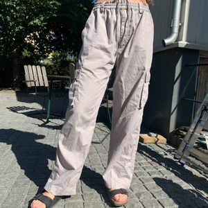 Byxor - Feta byxor som jag köpt på second hand! De passar mig i längden som är 170cm! De ser lite beiga ut på bilden men är mer gråa i verkligheten💓frakt ingår inte och skriv till mig för annat prisförslag📦🥰