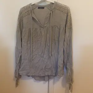 Säljer en beige/grå blus ifrån Ruth and circle. Strl 38, 40kr. Fina spetsdetaljer över axlarna. Köparen står för frakt.