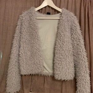 Koftor - Säljer mina jätte sköna och väldigt mjuka koftor ifrån Gina tricot pga att det aldrig används. Koftorna är i jätte fint skick och har nästan aldrig blivit använda. Storleken på båda koftorna är i storlek XS. 100 kr styck + frakt